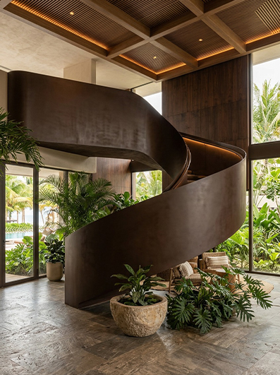 Escalier hélicoïdal sur mesure sans noyau central avec structure métallique courbe dans un intérieur haut de gamme