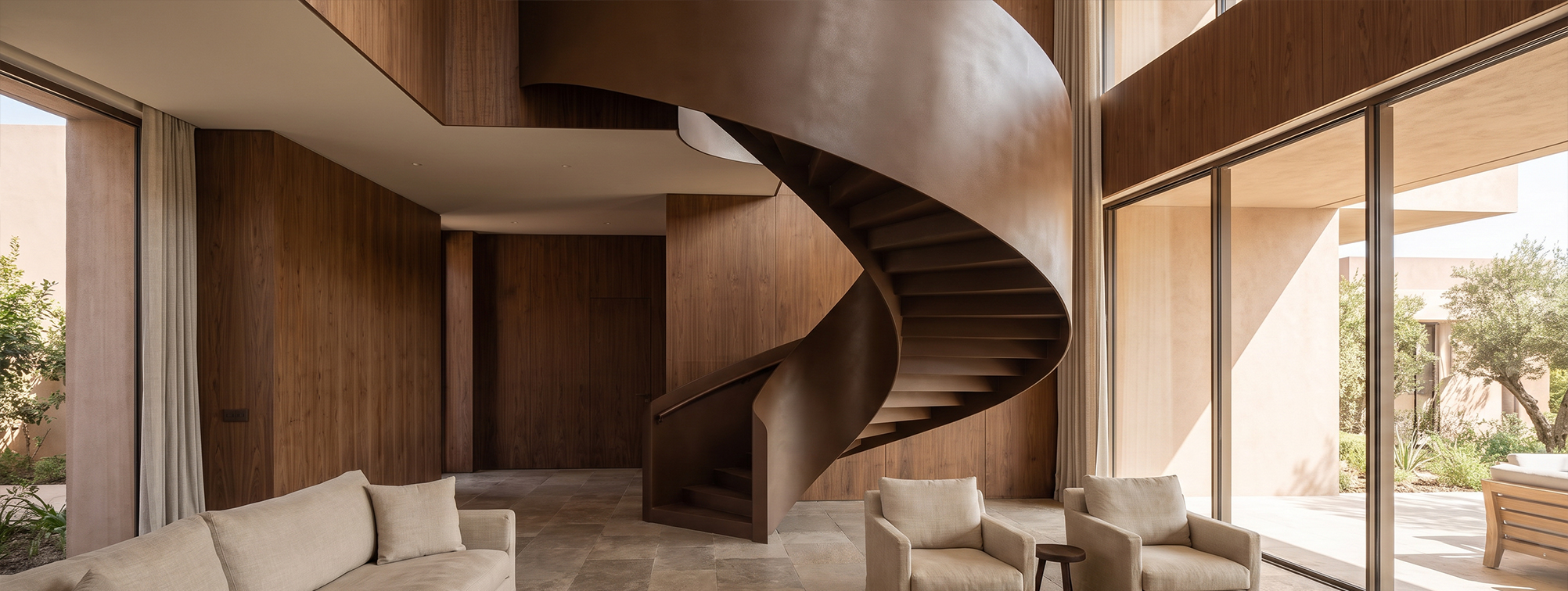 Escalier hélicoïdal sur mesure en métal brun à géométrie courbe intégré dans une villa contemporaine