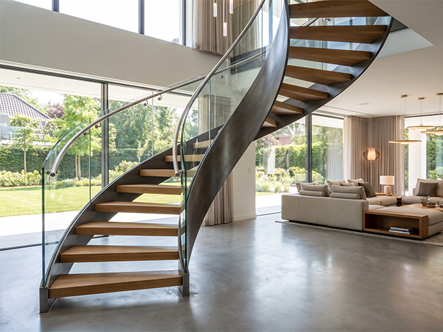 Escalier hélicoïdal sur mesure avec structure métallique, marches en bois et garde-corps en verre dans une villa contemporaine