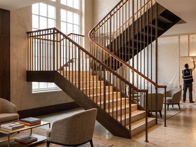 Escalier métallique sur mesure avec marches en bois et garde-corps à barreaux verticaux dans une résidence contemporaine