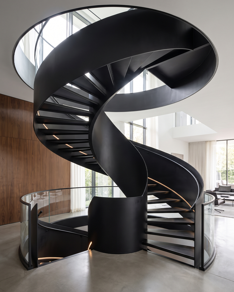 Escalier hélicoïdal sur mesure en acier noir à géométrie courbe continue sans noyau central plein