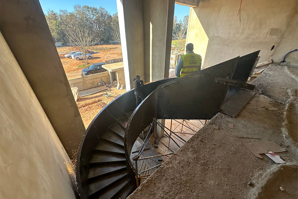 Installation sur chantier d’un escalier métallique tournant sur mesure dans une résidence privée à Rabat