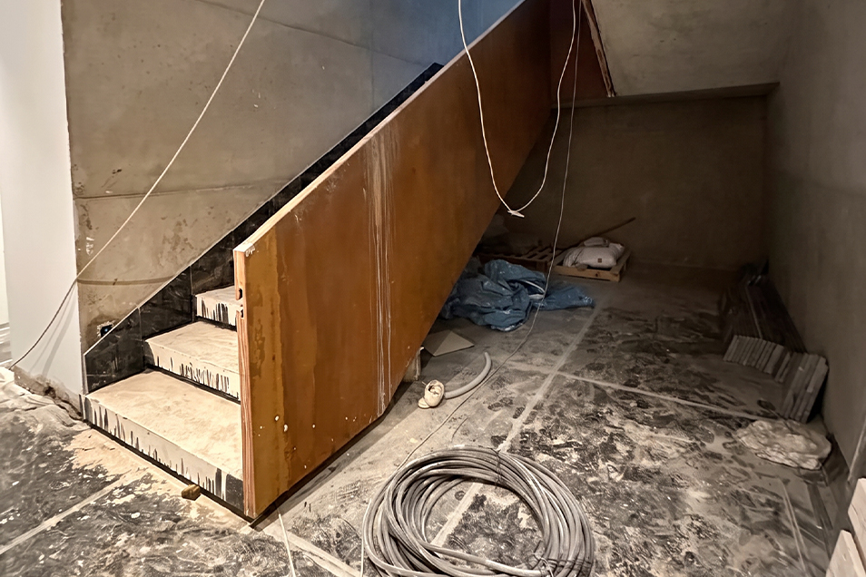 Installation sur chantier d’une structure métallique d’escalier sur mesure dans une villa contemporaine à Casablanca
