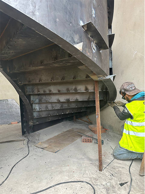 Installation sur chantier d’un escalier métallique sur mesure avec ajustement et fixation de la structure en acier