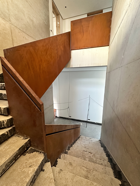 Structure métallique d’un escalier sur mesure en cours d’installation dans une villa contemporaine